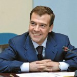 медведев улыбается