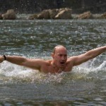 путин плывет